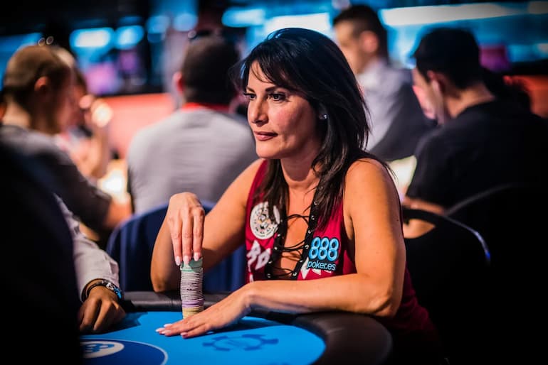 Un'altra giocatrice molto concentrata durante un evento di 888 poker!