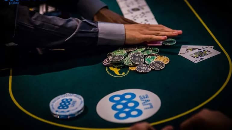 Un tavolo da poker 888live