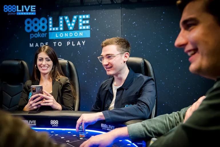 Un tavolo di 888poker nel fortunato LIVE di Londra!