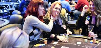 Giocatrici che si divertono al tavolo da poker