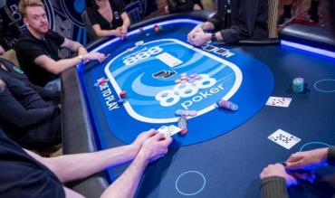 Un tavolo da poker 888